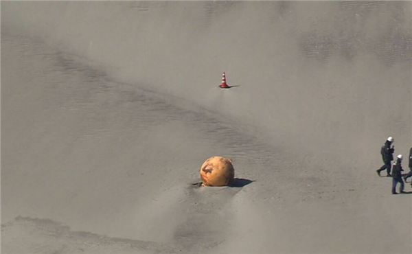 日本一海滩发现不明物，直径1.5米球状物但又不是球