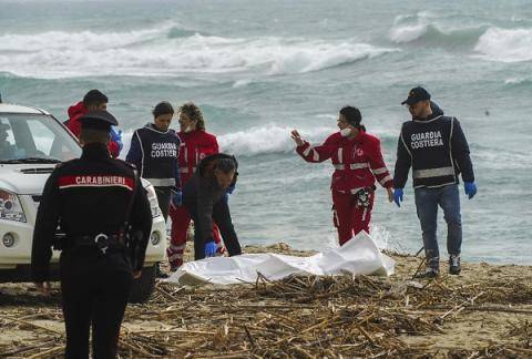 “惨烈悲剧”意大利南部海域移民船沉没已发现45具遗体