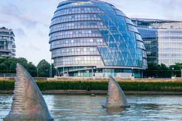 （话题）《巨齿鲨2》三只巨齿鲨鱼鳍装置亮相伦敦泰晤士河面