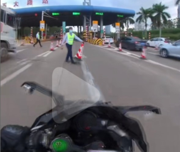 网红“苏乞儿”摩托车上高速强行冲卡，视频引发争议