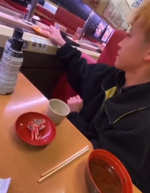 “往寿司上抹唾液”日本一男子被连锁店追责