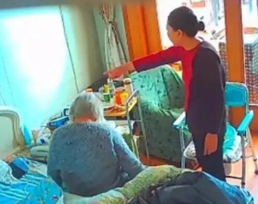 上海一 94 岁老人称遭保姆虐待，还被偷 200 万元引热议（2023老人被保姆虐待）