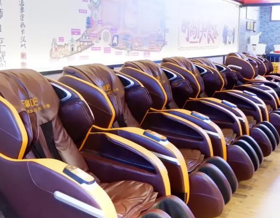 广州火车站按摩椅现大量虫子，顾客使用后全身发痒（2023按摩椅长虫）