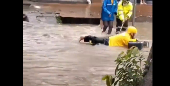 广东多地暴雨 东莞一外卖小哥摔倒人车被冲走（2023东莞暴雨外卖小哥摔倒）