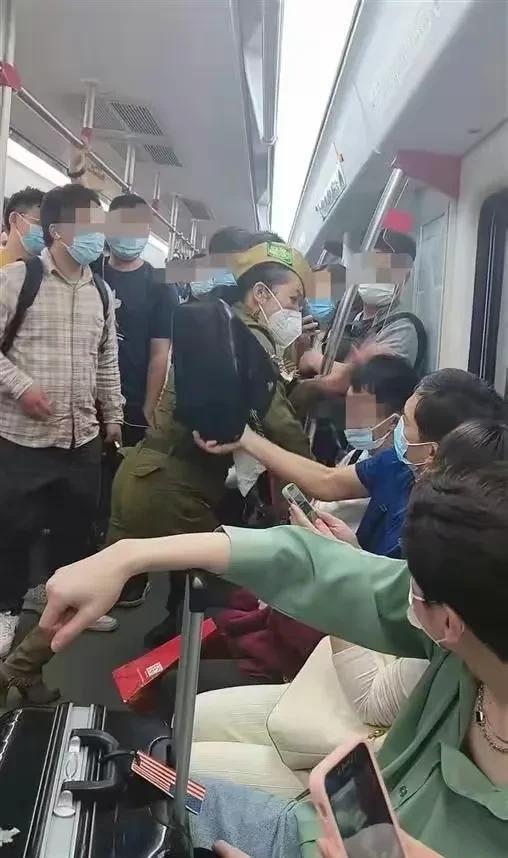 广州地铁上女子酒后暴打男子被拘留10天（2023女子地铁暴打男子）