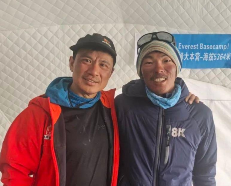 珠峰攀登者为救遇险女子放弃登顶，被救女子却不愿承担救援费（2023珠峰被救女子）