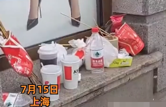 上海外滩一橱窗成“垃圾桶” 环卫工：1小时收1次（2023上海外滩一橱窗成垃圾桶）