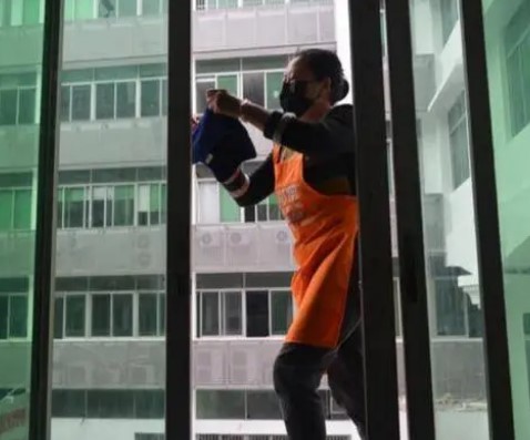 杭州一保洁阿姨拆洗窗帘不幸从5楼坠亡，令人心痛（2023杭州保洁坠楼）