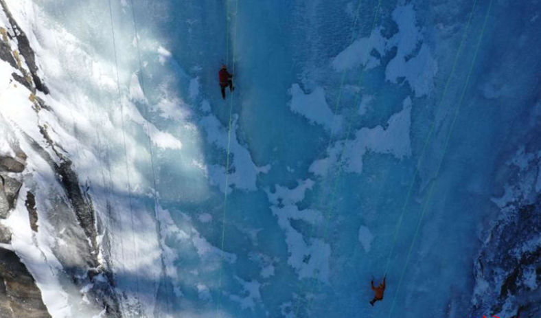 凌云瀑布固成几十米高冰壁，登山队员绝壁攀冰